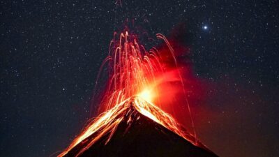 Mayon Yanardağı harekete geçti Filipinler'deki Mayon Yanardağı yeniden lav püskürtmeye başladı.