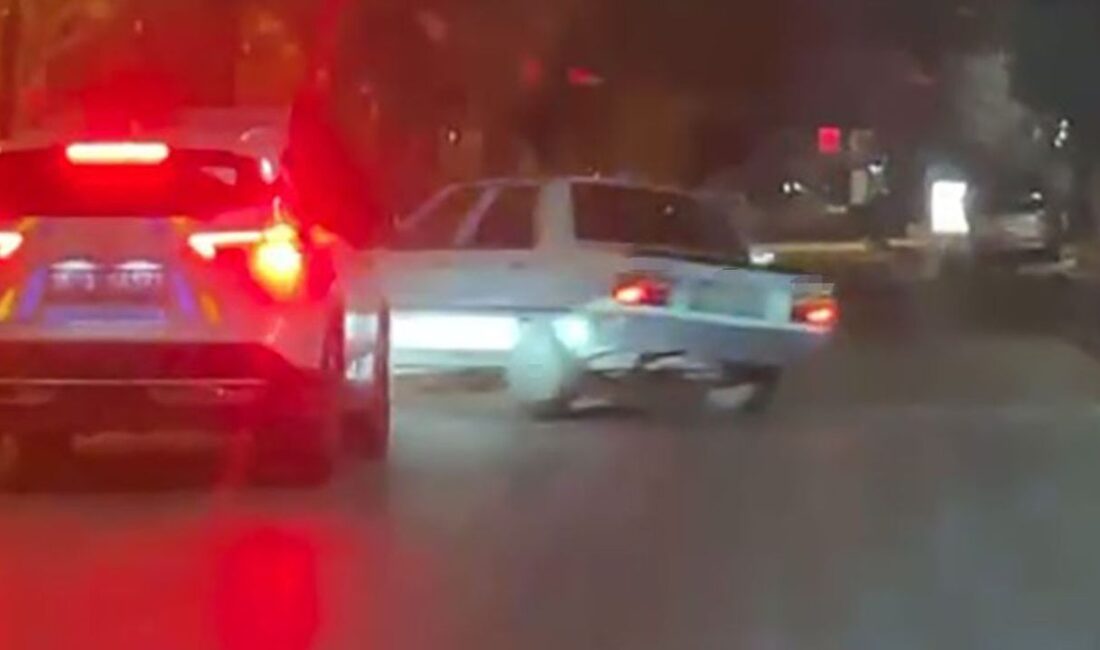 İzmir'in Bornova ilçesinde polisin "dur" ihtarına uymayan sürücü, kaçmak için