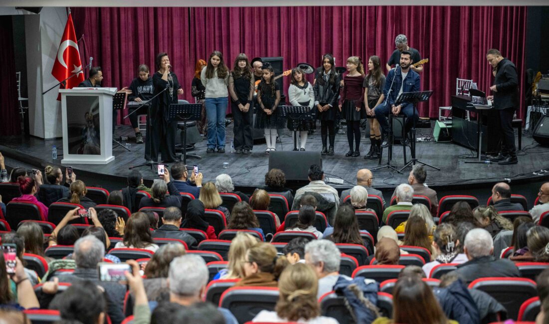 Bornova Belediyesi’nin düzenlediği özel gecede, müzik kursu öğrencileri Türk müziğinin