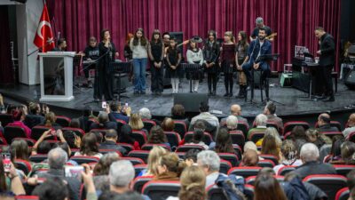 Bornova Belediyesi’nin düzenlediği özel gecede, müzik kursu öğrencileri Türk müziğinin
