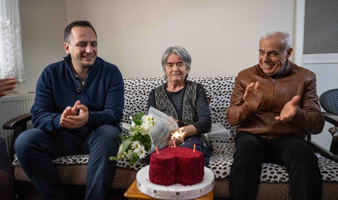 Başkan Eşki Bornova’nın çınarlarını evlerinde ziyaret etti Bornova Belediye Başkanı Ömer Eşki, 14 Şubat Sevgililer Günü’nde Bornova