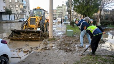 İzmir genelinde etkili olan sağanak yağışın ardından Bornova Belediyesi kriz
