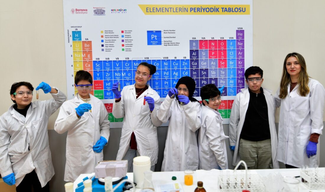 Bornova Belediyesi’nin yarıyıl tatilinde düzenlediği Kış Bilim Kampı, öğrencilere eğlenceli