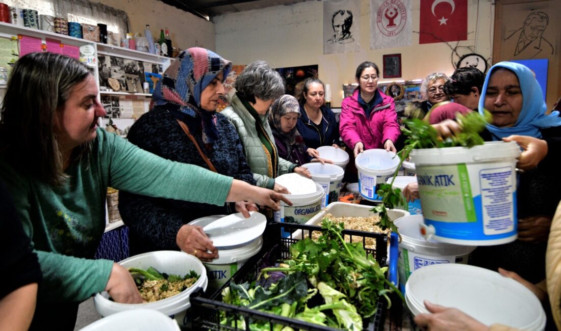 Bornova’da kompostla dönüşen kent tarımı Bornova Belediyesi’nin düzenlediği “Kendi Kompost Kovamı Yapıyorum, Kendi Kompostumu Üretiyorum”