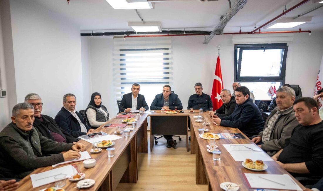 Başkan Ömer Eşki muhtarlarla buluştu: “Bornova’yı birlikte yönetiyoruz” Bornova Belediye Başkanı Ömer Eşki, Bornovalı muhtarlarla bir araya gelerek