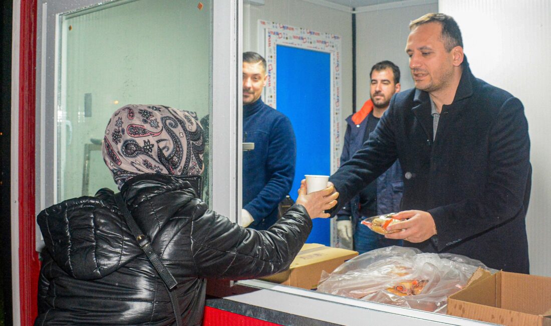 Bornova Belediyesi, soğuk kış günlerinde sürdürdüğü sıcak çorba ikramını EVKA-3