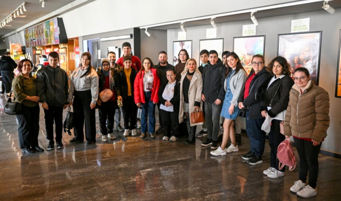  Bornova’daki özel çocuklar Bornova Belediyesi’nin düzenlediği etkinlikte Sünger Bob filmini