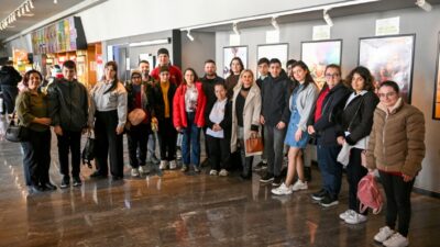  Bornova’daki özel çocuklar Bornova Belediyesi’nin düzenlediği etkinlikte Sünger Bob filmini