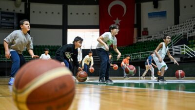 Bornova Belediyesi tarafından düzenlenen spor okulları kapsamında 2012–2017 doğumlu çocuklara