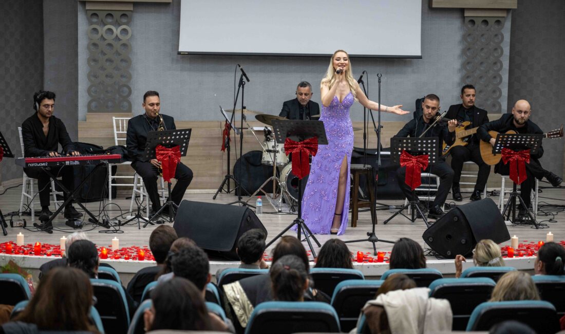 Bornova’da Aşk Şarkıları Gecesi Bornova Belediyesi’nin kültür sanat etkinlikleri kapsamında düzenlediği “Demet Aslan ile