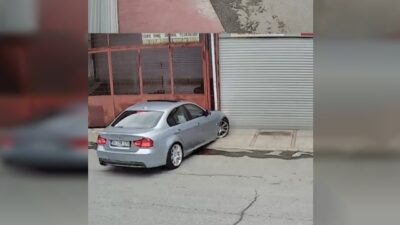 İzmir'in Bornova ilçesinde drift yaptığı sırada direksiyon hakimiyetini kaybederek bir