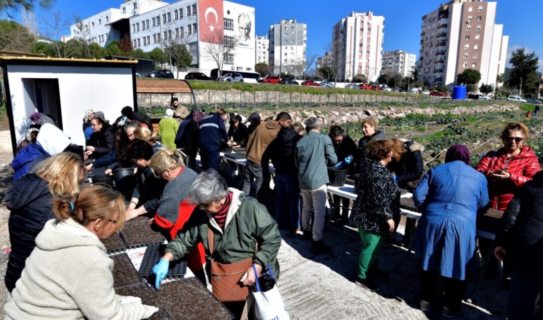 Bornova Belediyesi’nin Evka 4 Kent Bostanı’nda kadın üreticiler, yerel tohum