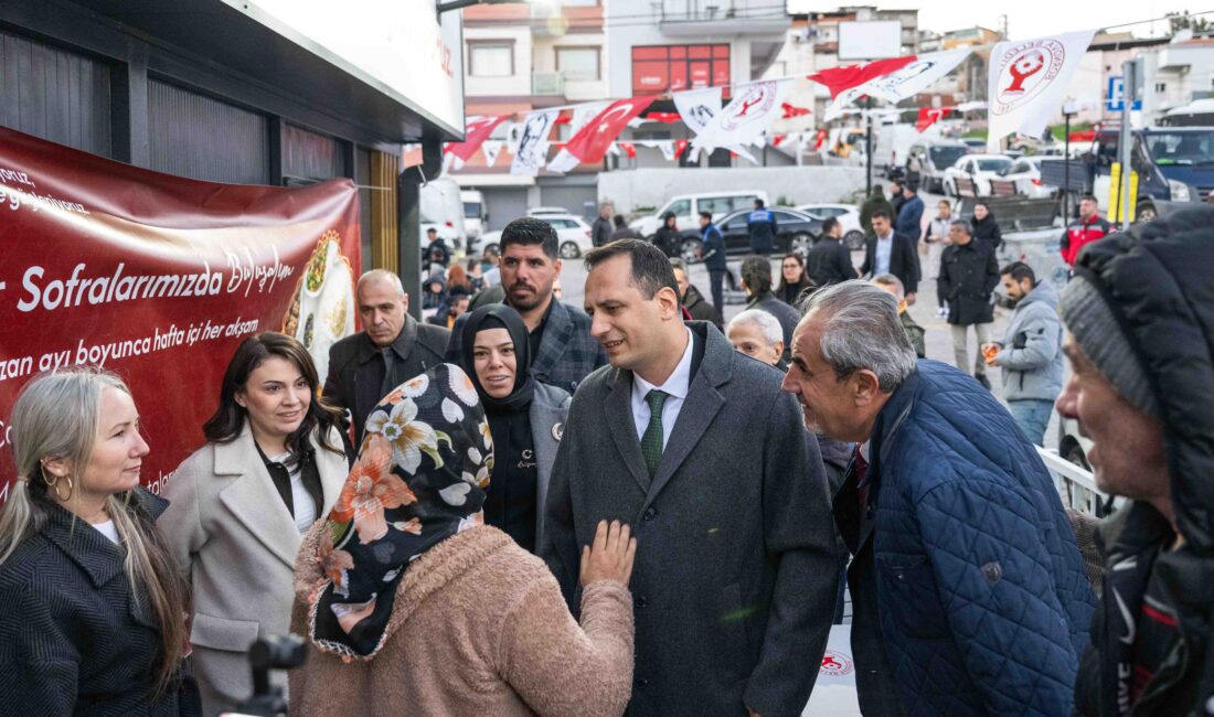 Bornova Belediye Başkanı Ömer Eşki, iftarını Kızılay Kent Lokantası’nda mahalle