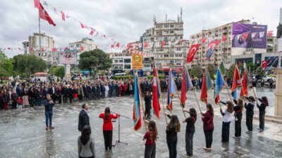 Bornova’da Belediye Başkanı Ömer Eşki, 23 Nisan kutlamalarında makamını temsili