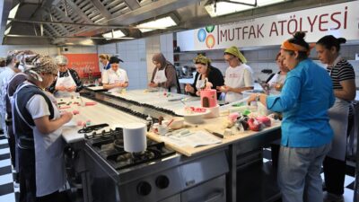 Bornova Belediyesi, düzenlediği mutfak atölyeleriyle katılımcılara pastacılık ve makarna yapımı