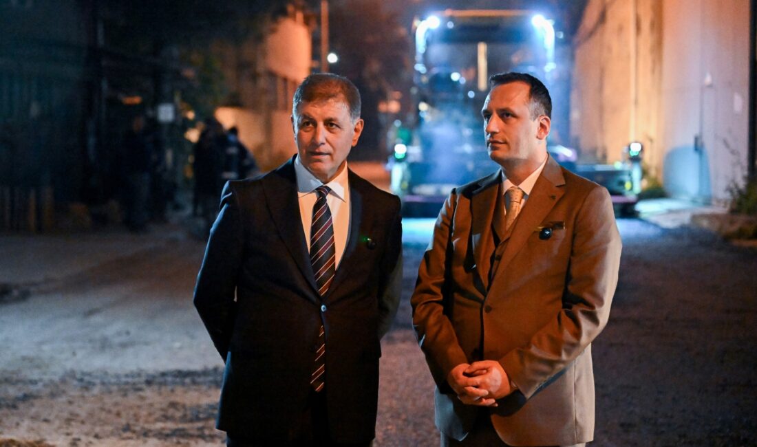 Bornova Belediyesi’nin Tuna Mahallesi Sanat Caddesi’nde yürüttüğü gece asfalt yenileme