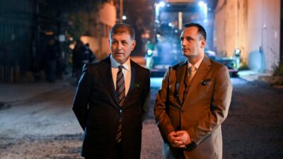 Bornova Belediyesi’nin Tuna Mahallesi Sanat Caddesi’nde yürüttüğü gece asfalt yenileme