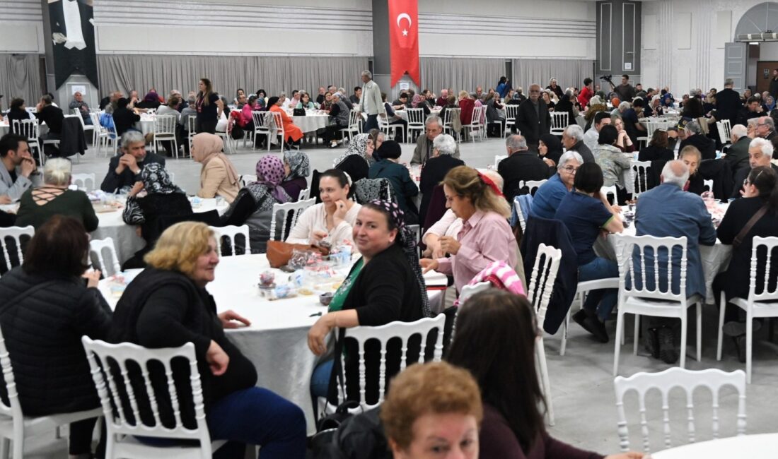 Bornova Belediyesi’nin Kent Kasap hizmetinden yararlanan vatandaşlar dayanışma yemeğinde bir