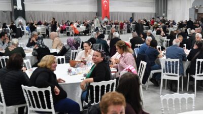 Bornova Belediyesi’nin Kent Kasap hizmetinden yararlanan vatandaşlar dayanışma yemeğinde bir