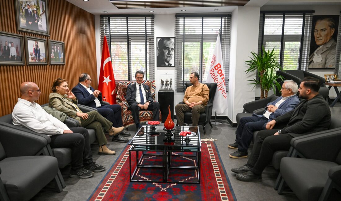 Atatürkçü Düşünce Derneği Genel Başkanı Mustafa Hüsnü Bozkurt ve beraberindeki