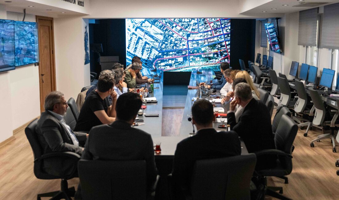 Bornova Belediye Başkanı Ömer Eşki, İZSU ve Gediz Elektrik yetkilileriyle