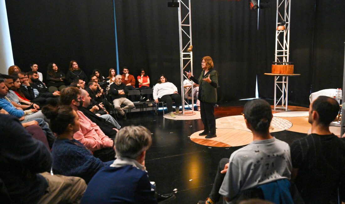 Tiyatronun binlerce yıllık yolculuğu Bornova’da anlatıldı BBŞT Akademi Söyleşileri kapsamında Doç. Dr. Süreyya Karacabey, Dünya Tiyatro