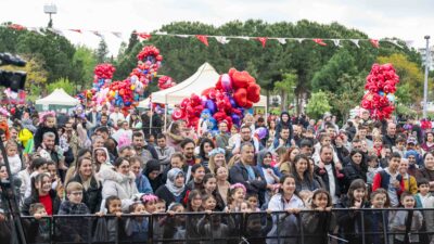 Bornova Belediyesi’nin geleneksel Uçurtma Şenliği, Bornova’da binlerce çocuk ve aileyi