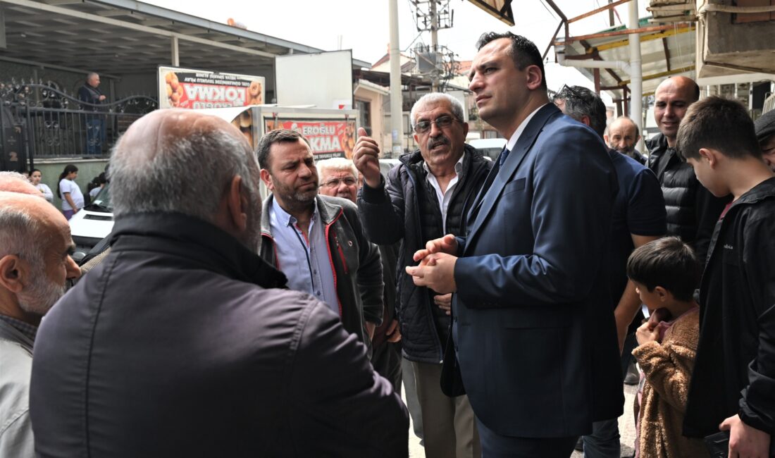 Bornova Belediye Başkanı Ömer Eşki, mahalle gezileri kapsamında Yeşilçam Mahallesi’nde