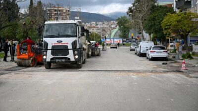 Bornova Belediye Başkanı Ömer Eşki, Kazım Dirik Mahallesi’ndeki Zafer Caddesi’nde