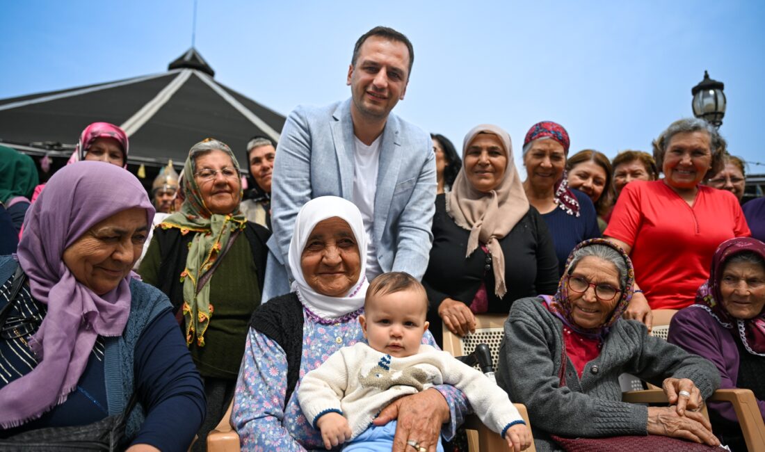 Bornova Belediye Başkanı Ömer Eşki, Anneler Günü kapsamında eşi Beste