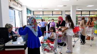 Kurban Bayramı öncesinde Bornova Belediyesi tarafından ihtiyaç sahibi vatandaşların Kent