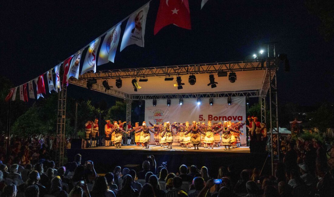 Bornova Belediyesi tarafından geleneksel hale getirilen Halk Dansları Festivali, bu