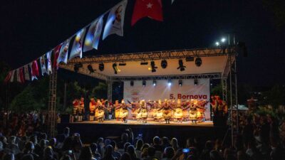 Bornova Belediyesi tarafından geleneksel hale getirilen Halk Dansları Festivali, bu