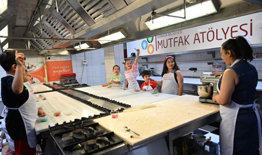Bornova Belediyesi'nin düzenlediği "Minik Şefler Tatilde Mutfakta" etkinliği, başladı. Pastacılık