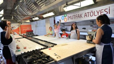 Bornova Belediyesi'nin düzenlediği "Minik Şefler Tatilde Mutfakta" etkinliği, başladı. Pastacılık
