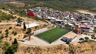 Bornova Belediyesi, Doğanlar Sahası ilçe genelindeki 4 halı sahayı tribünlerinden